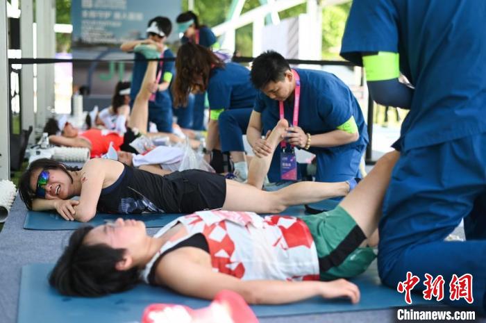 上海女子半程马拉松鸣枪开跑 中外医生组团陪跑