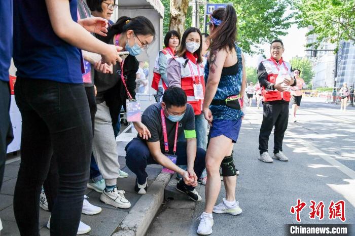 上海女子半程马拉松鸣枪开跑 中外医生组团陪跑