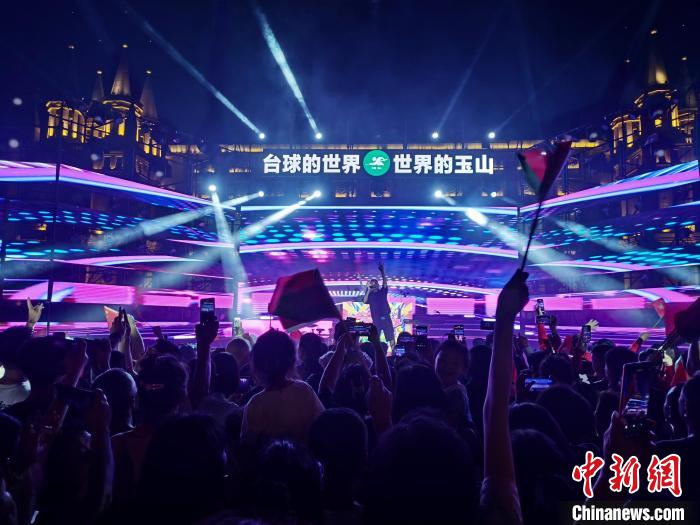 郑宇伯力克新星摘金 中式台球国际大奖赛点燃玉