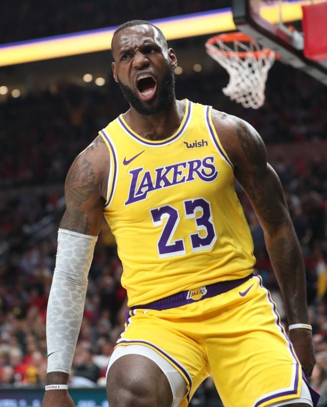 詹姆斯28+12+12助率湖人狂胜太阳 三叉戟联手轰出