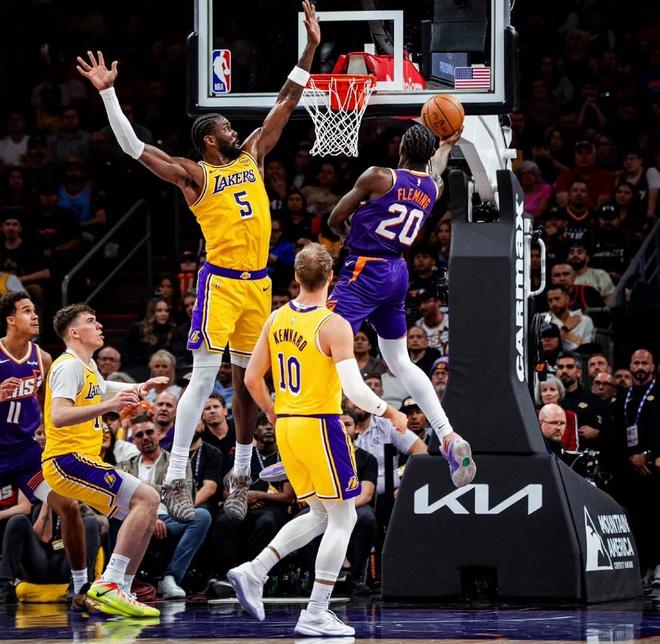 詹姆斯28+12+12助率湖人狂胜太阳 三叉戟联手轰出