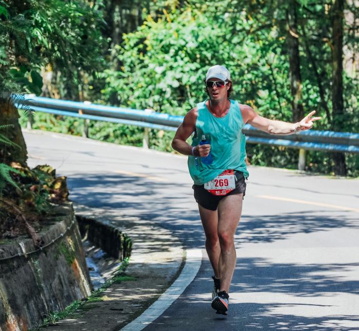 首届梵净山西线登山赛开赛 赵虎王敏分获男女冠